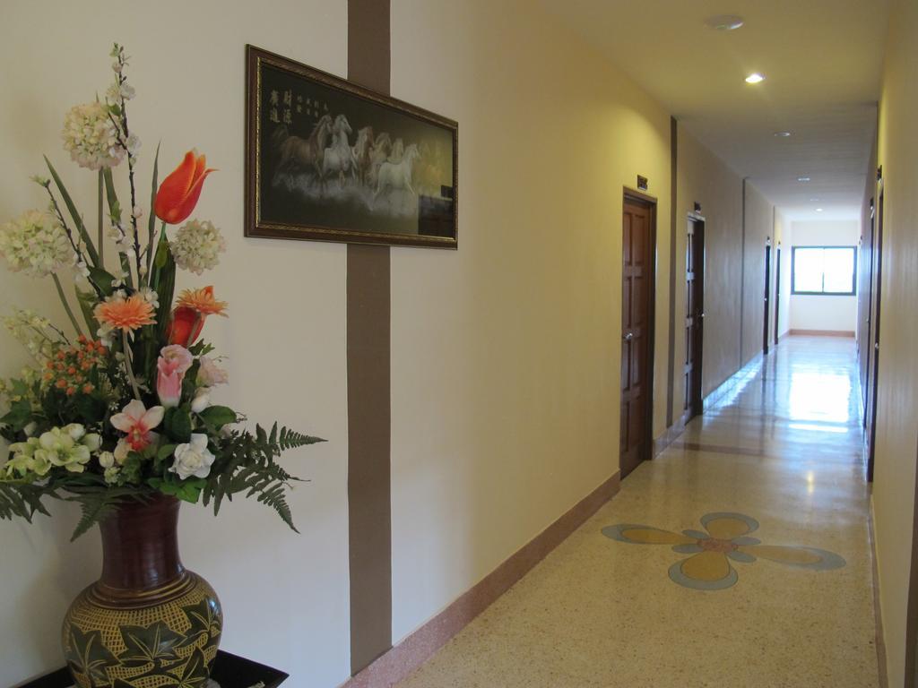 The Star Hotel Удон Тани Екстериор снимка